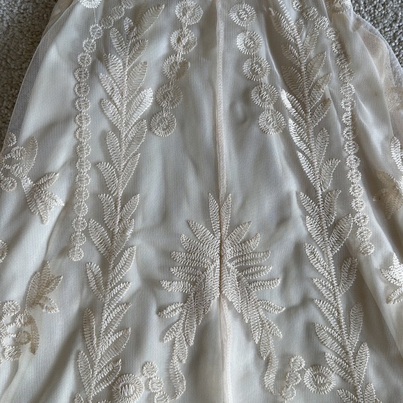 Flowy cream dress - Picture 2 of 3